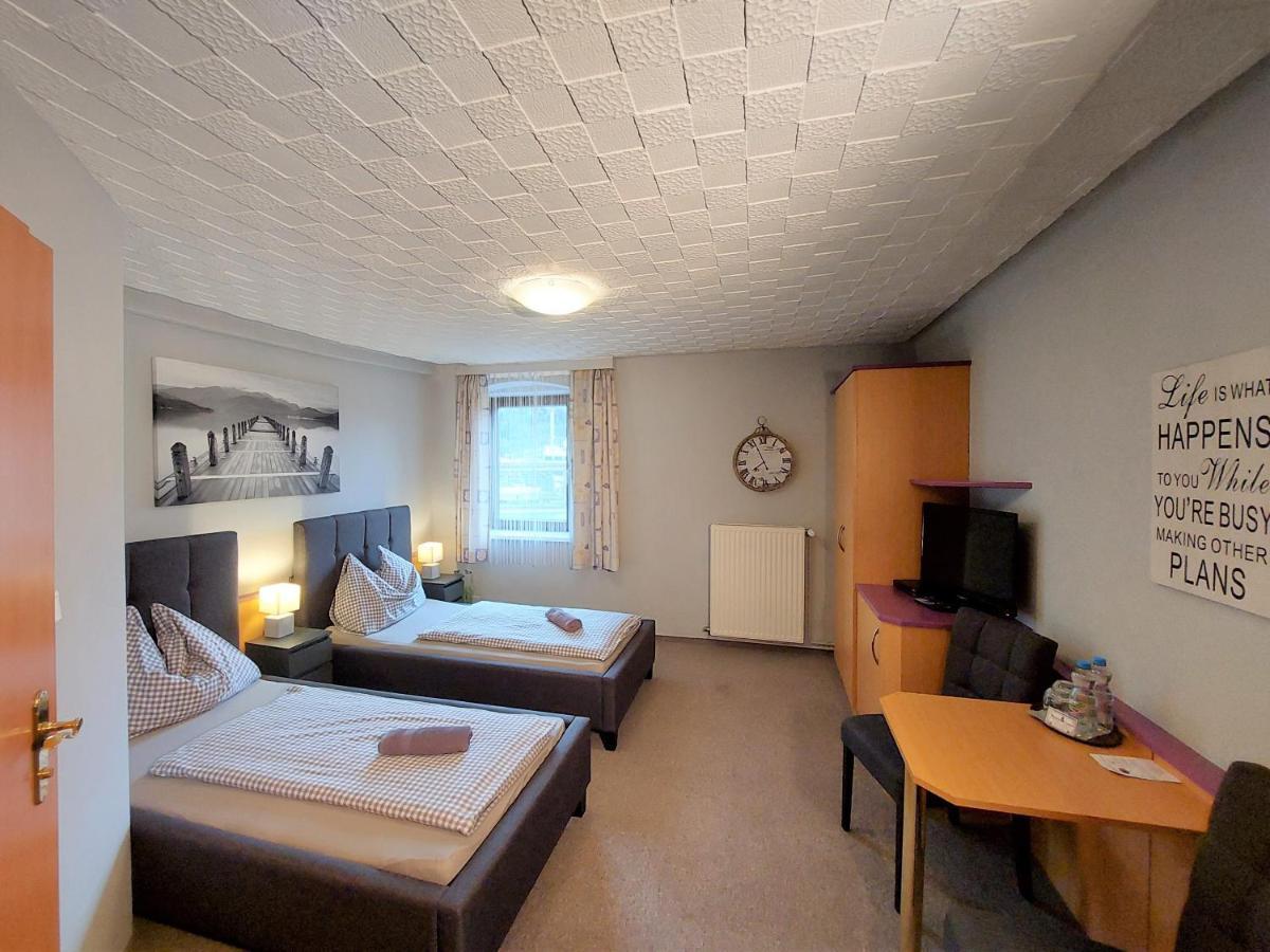 3 Raben - Leoben - Zimmer Fuer Geschaeftsreisende, Urlauber, Monteure Und Handwerker, Polski Pensjonat Austria エクステリア 写真
